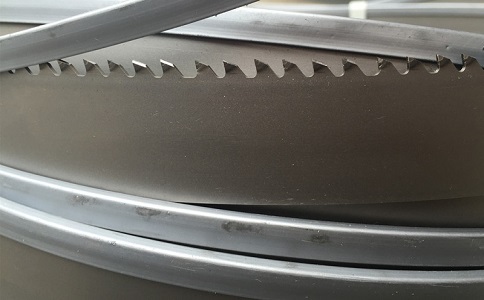 荆门为何在切割硬度高的钛合金材料时需要将带锯条切削液的浓度加高？