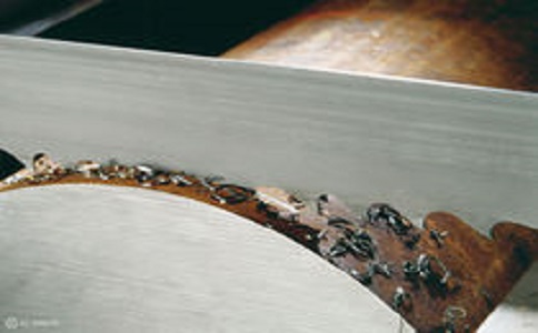 荆门带锯床线速度设定过高，为什么会导致带锯条齿尖发热加速锯条的磨损？